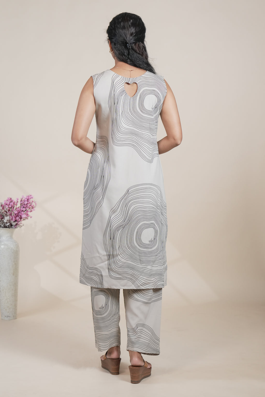 Elegant Abstract Line-Printed Straight Kurta and Pants Set