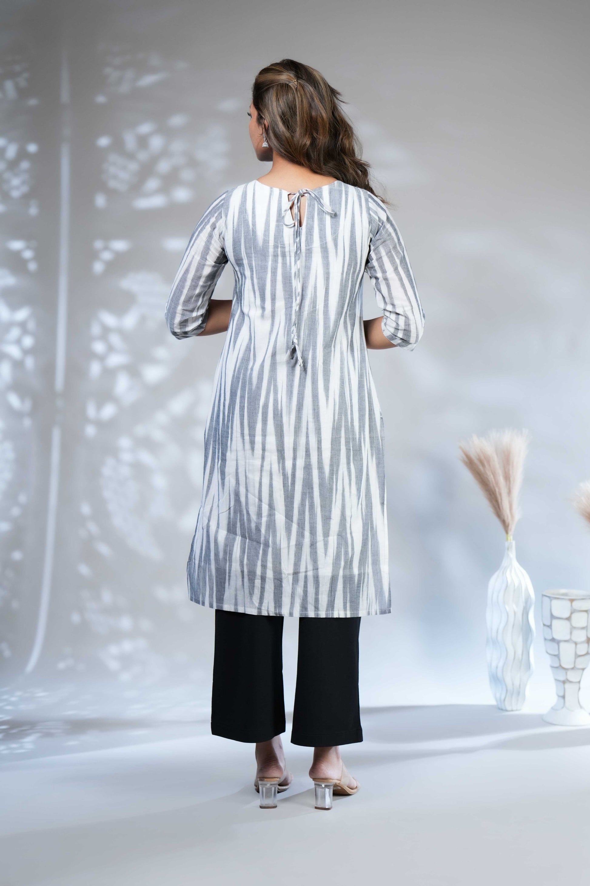 Women's Grey and White Ikat Print Straight Kurta