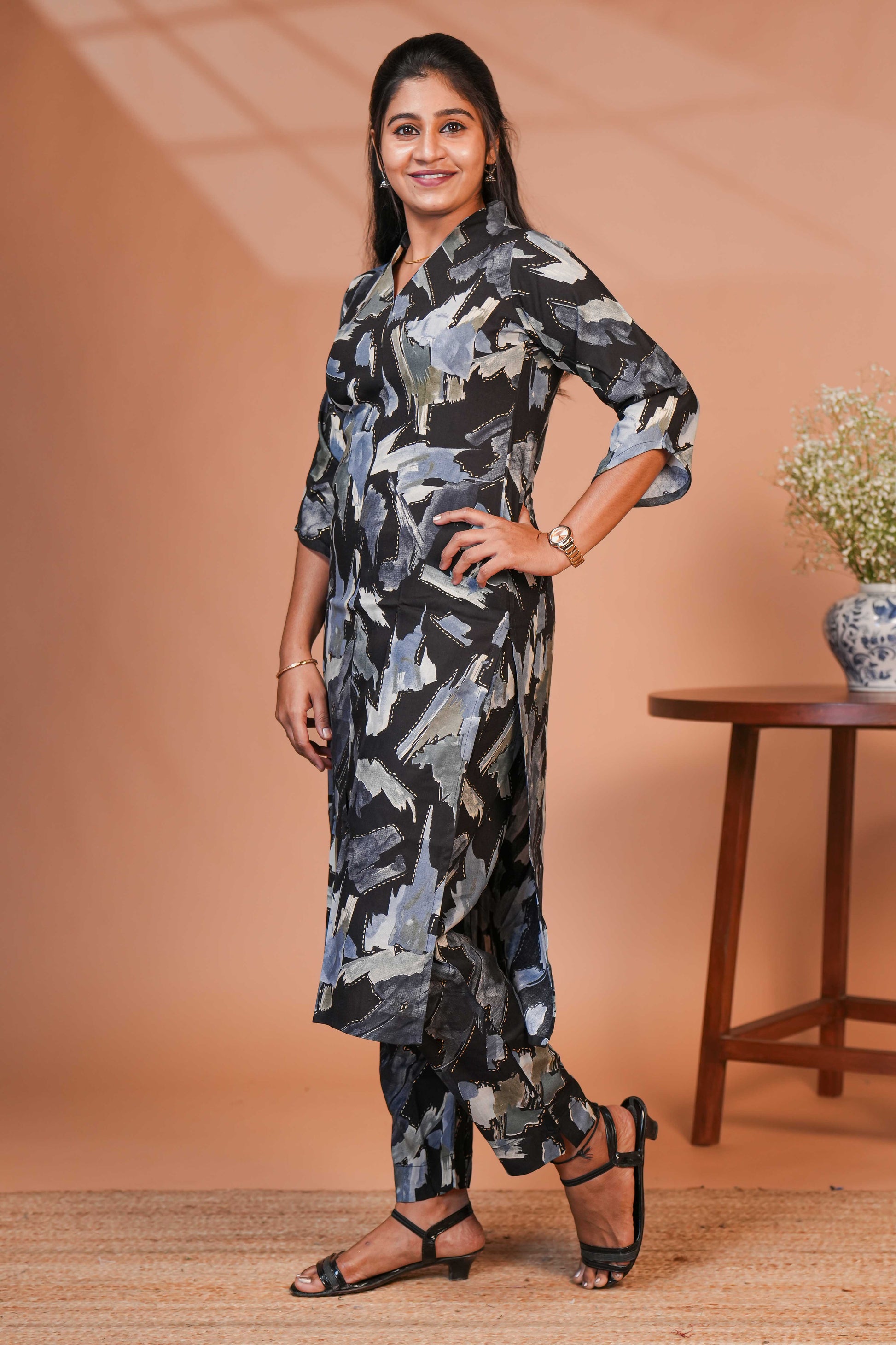 Coordinated Kurta–Pant Set Abstract Brush-Style Pattern in Shades of Grey, Blue, and Off-White