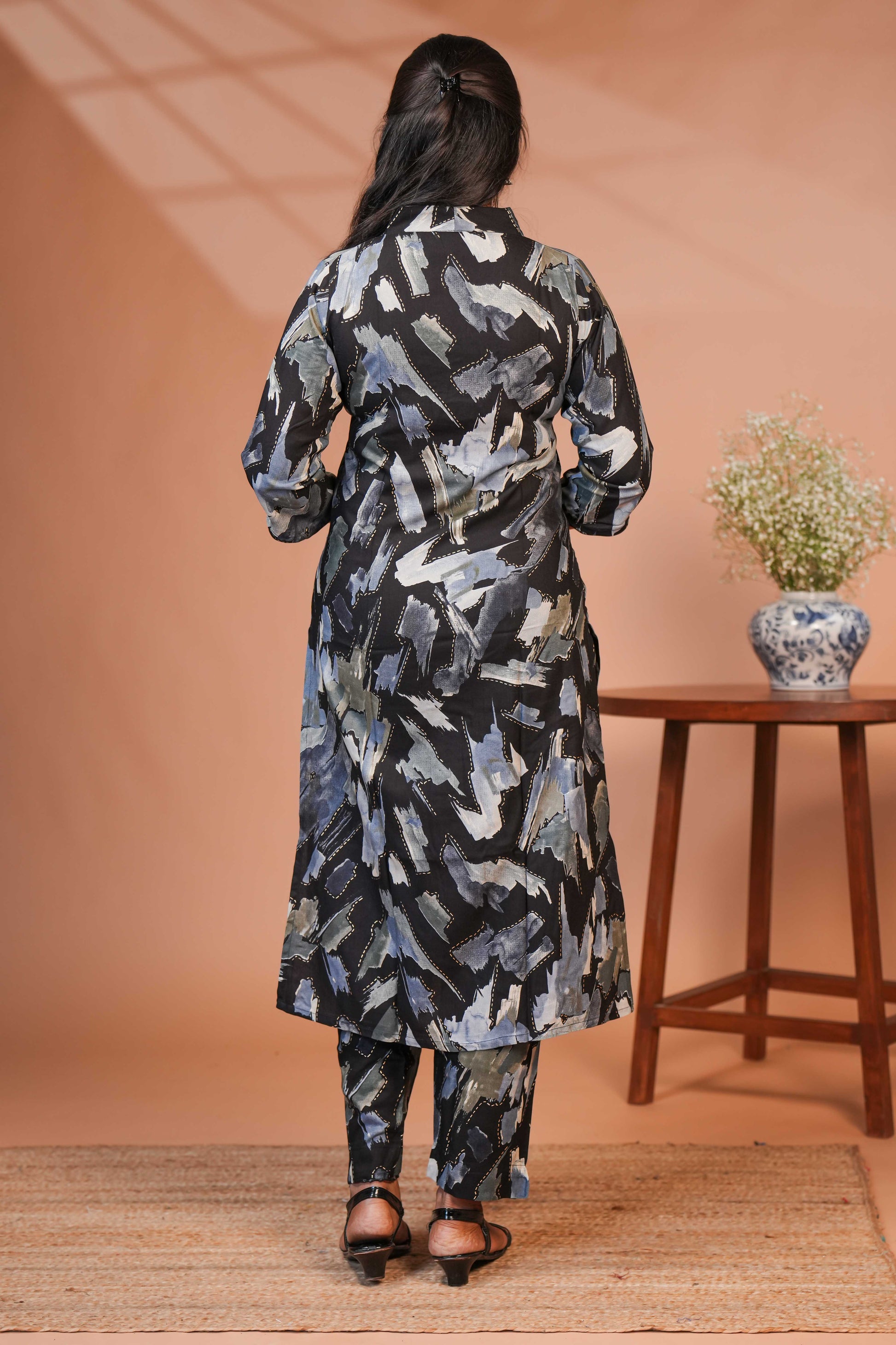 Coordinated Kurta–Pant Set Abstract Brush-Style Pattern in Shades of Grey, Blue, and Off-White