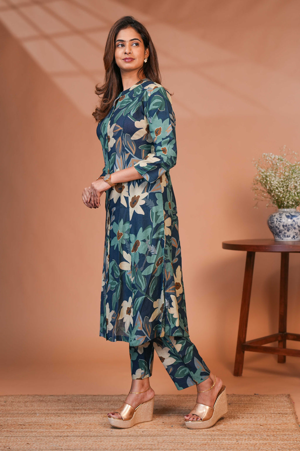A Calf-Length Tunic Featuring a Structured Mandari A Rich Deep Teal-Blue Base,