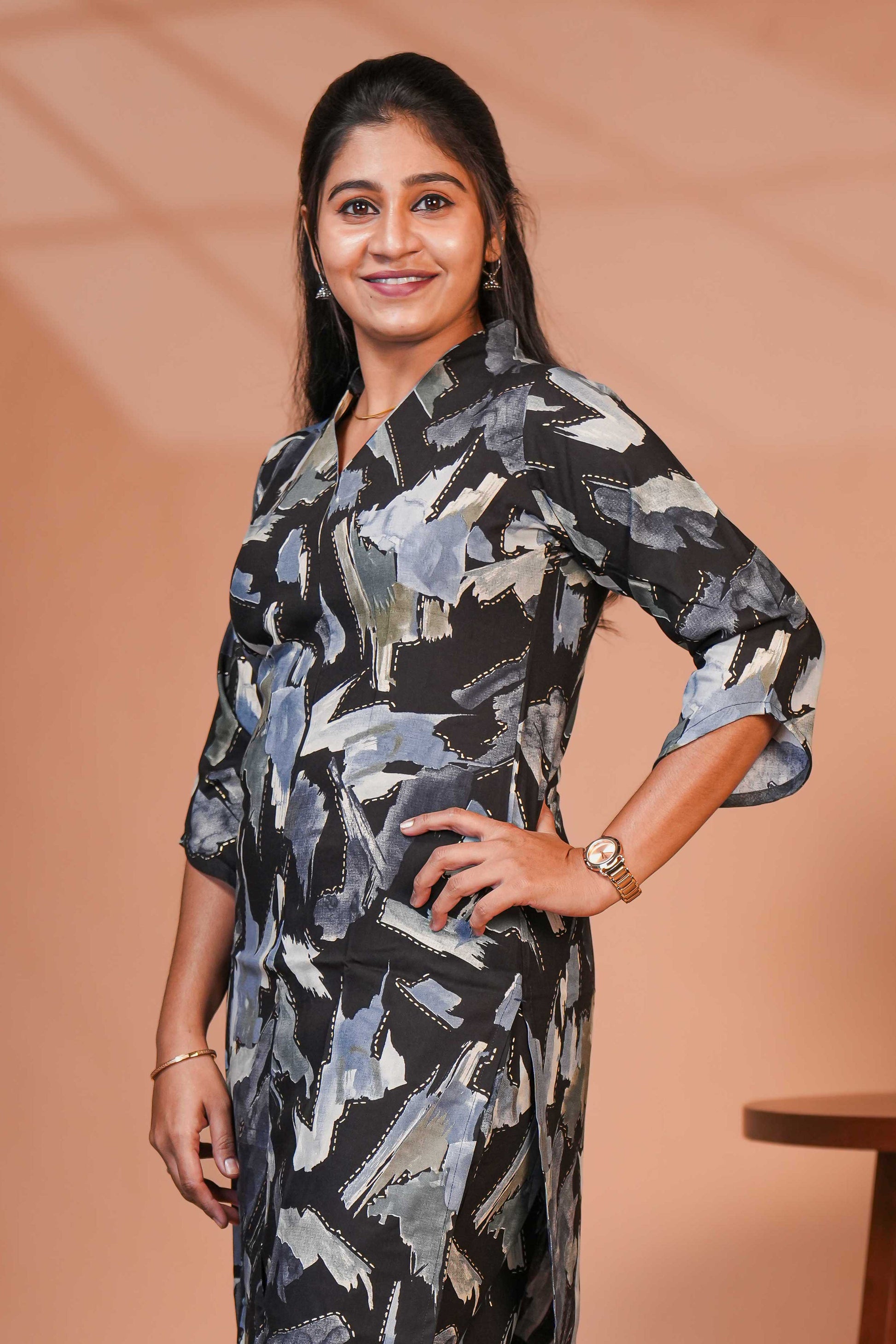 Coordinated Kurta–Pant Set Abstract Brush-Style Pattern in Shades of Grey, Blue, and Off-White