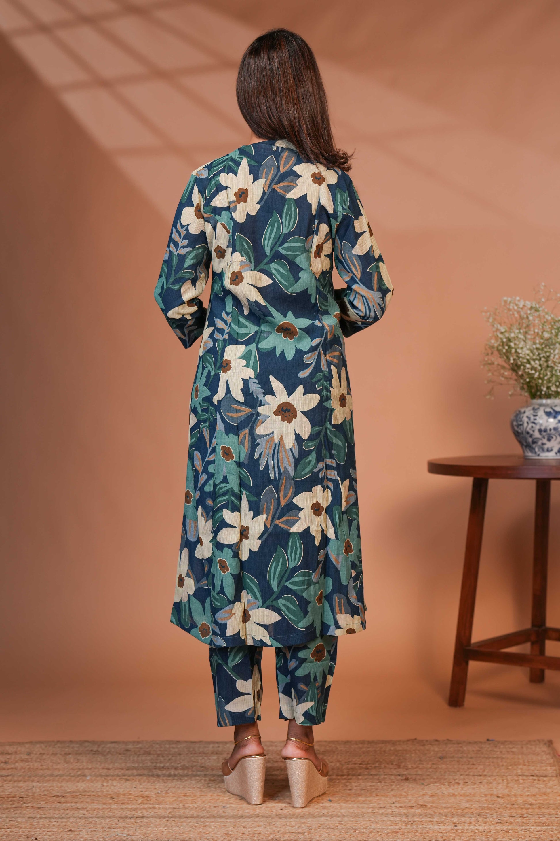 A Calf-Length Tunic Featuring a Structured Mandari A Rich Deep Teal-Blue Base,