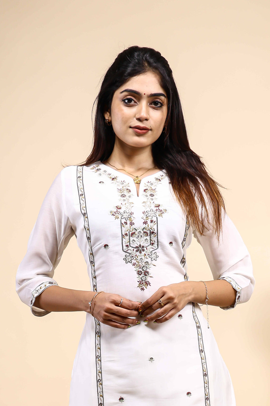 Elegant Off-White Embroidered Kurta and Pants 2 Piece Set