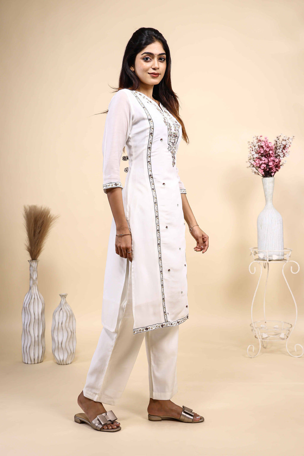 Elegant Off-White Embroidered Kurta and Pants 2 Piece Set