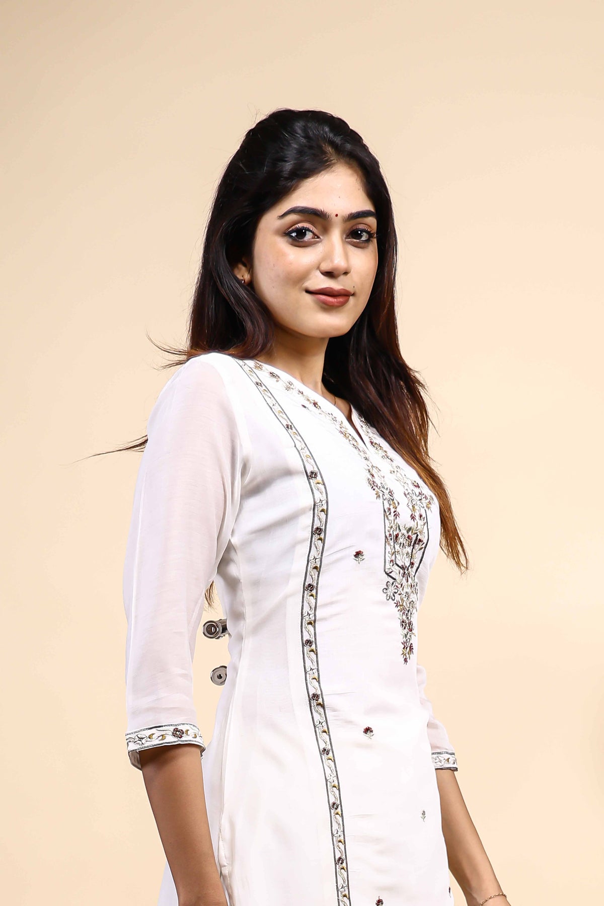 Elegant Off-White Embroidered Kurta and Pants 2 Piece Set
