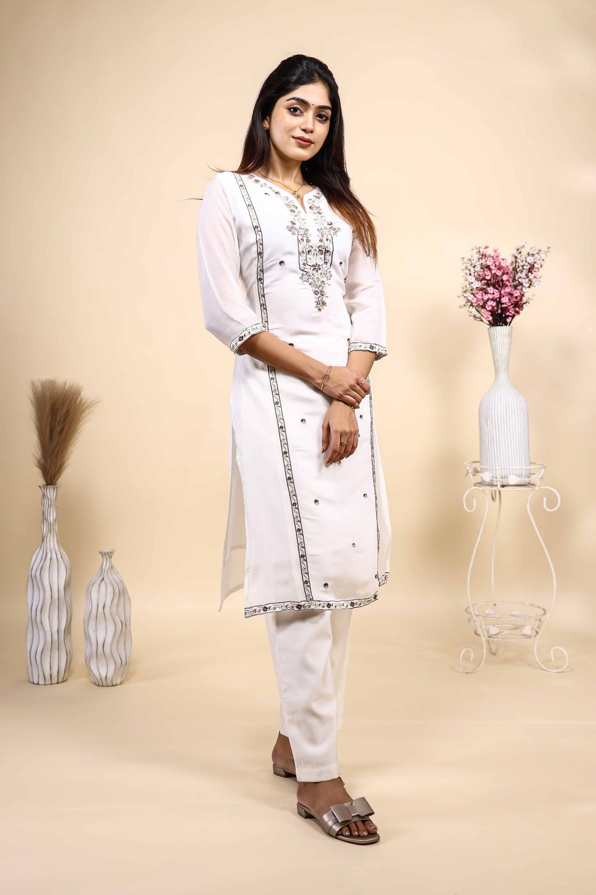 Elegant Off-White Embroidered Kurta and Pants 2 Piece Set