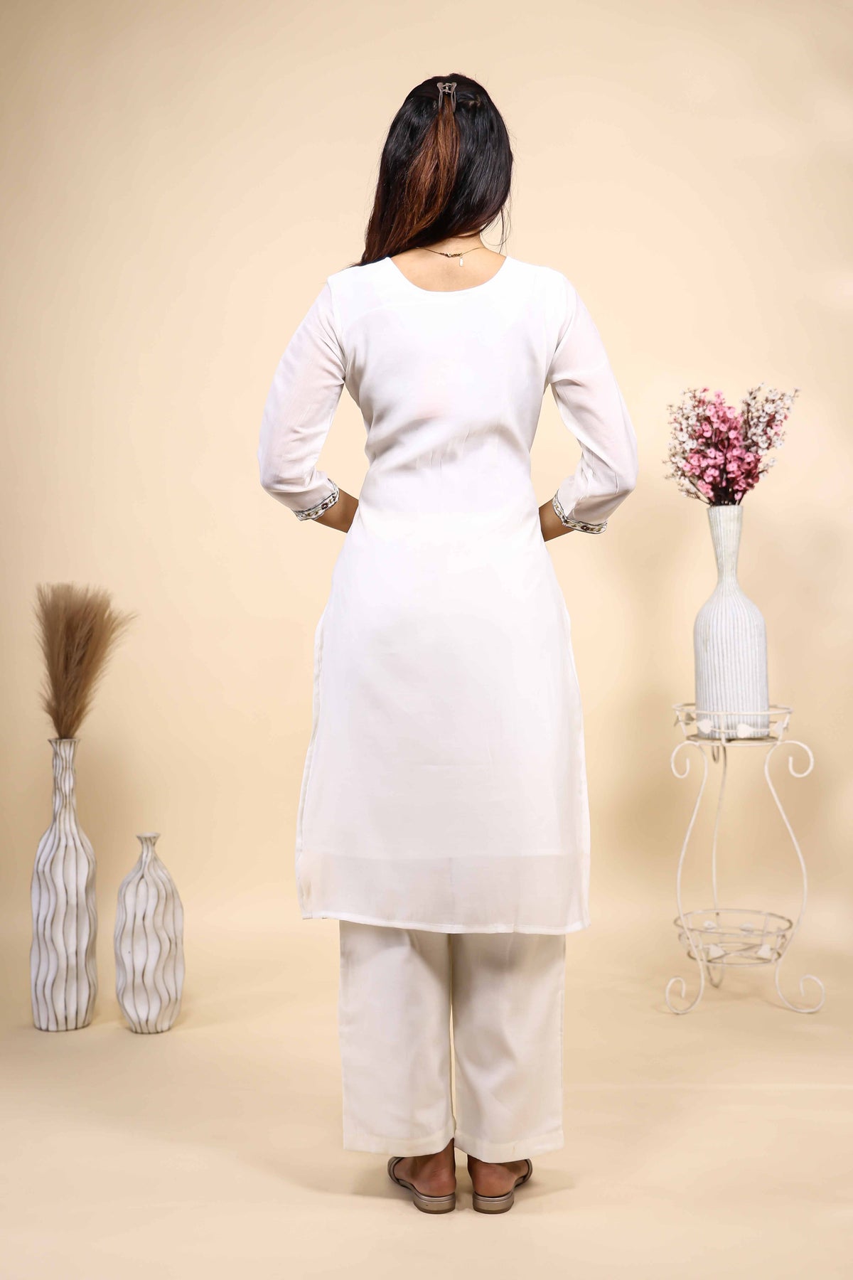 Elegant Off-White Embroidered Kurta and Pants 2 Piece Set