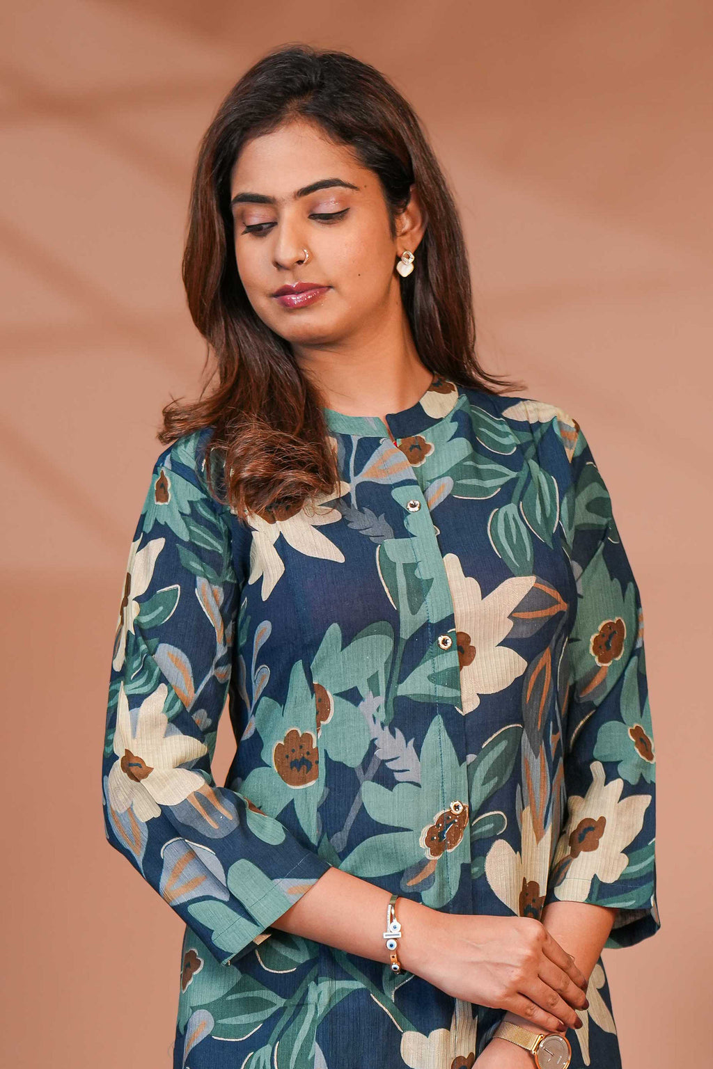 A Calf-Length Tunic Featuring a Structured Mandari A Rich Deep Teal-Blue Base,