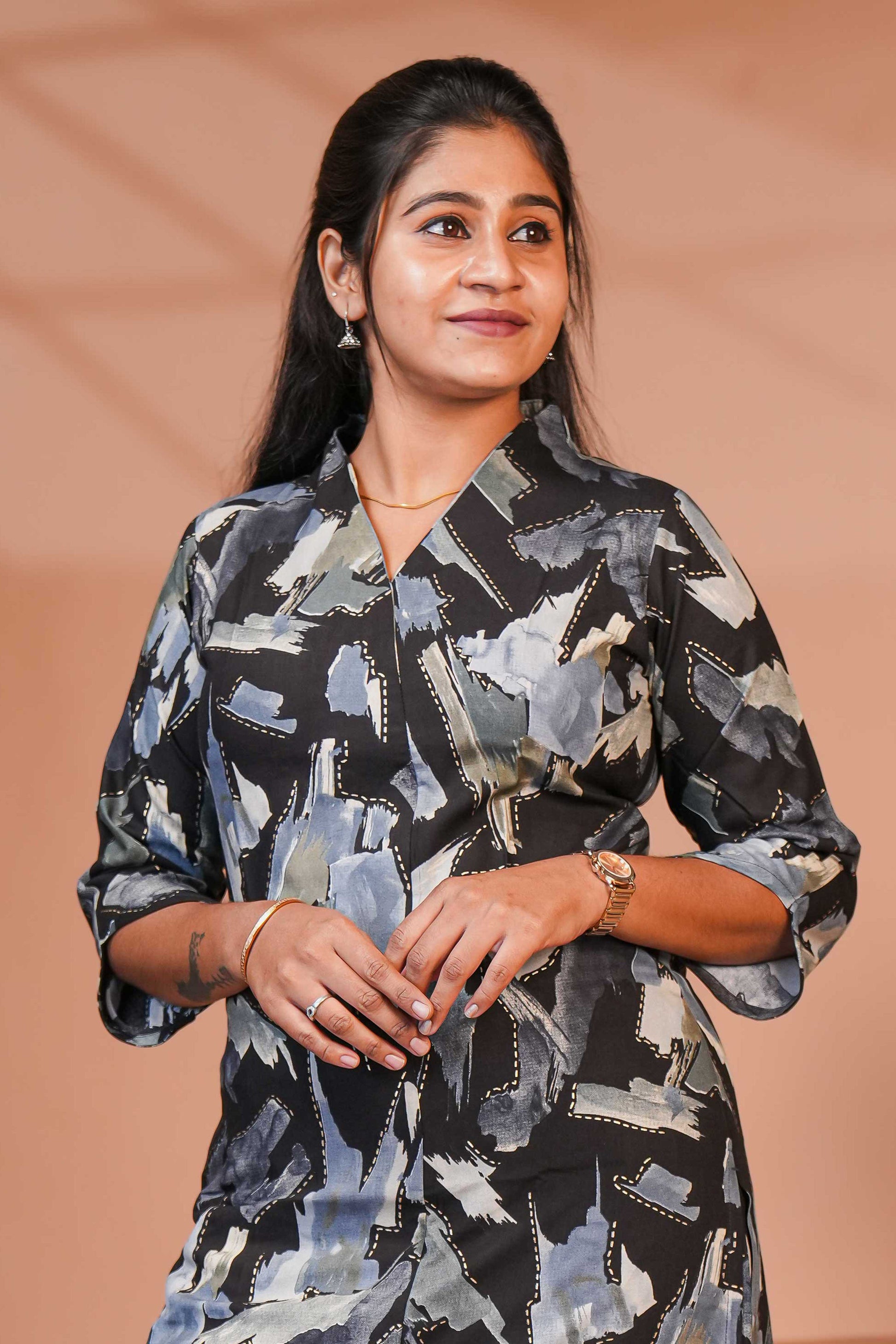 Coordinated Kurta–Pant Set Abstract Brush-Style Pattern in Shades of Grey, Blue, and Off-White