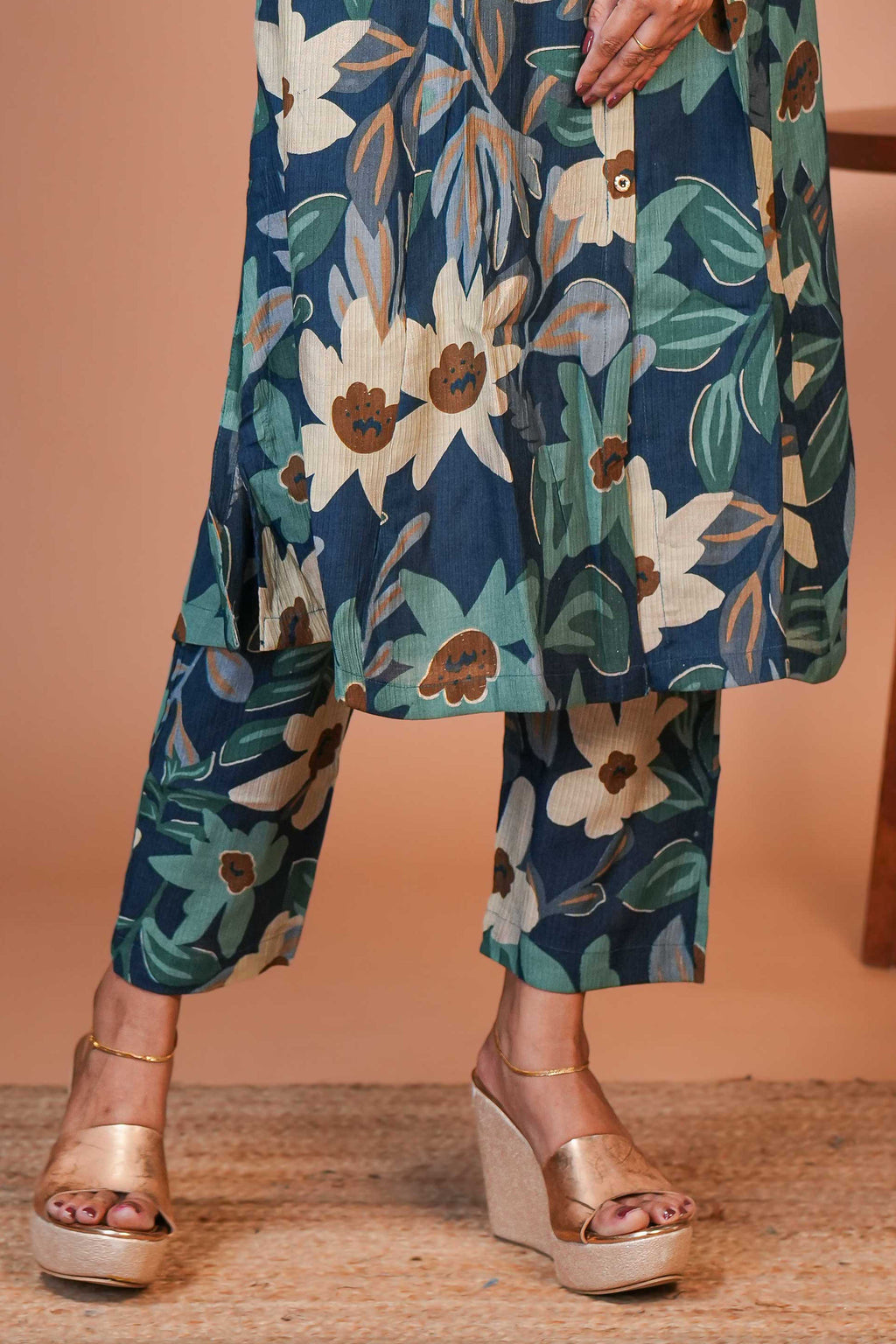 A Calf-Length Tunic Featuring a Structured Mandari A Rich Deep Teal-Blue Base,